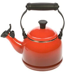 Le Creuset Demi Fluitketel 1,1 Liter Staal Kersrood 4 Le Creuset Demi Fluitketel 1,1 Liter Staal Kersrood -Big Green Egg 3832 23789 1