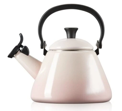 Le Creuset Kone Fluitketel 1,6 Liter Staal Shell Pink 2 Le Creuset Kone Fluitketel 1,6 Liter Staal Shell Pink -Big Green Egg rs8931 lc 20190711 th ps 0606 scr